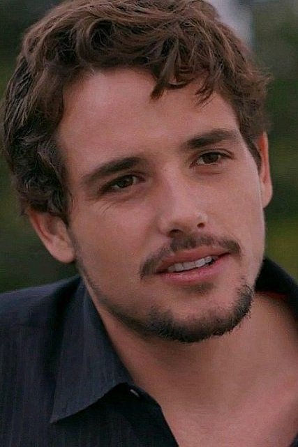 et billede af Tyler Nixon