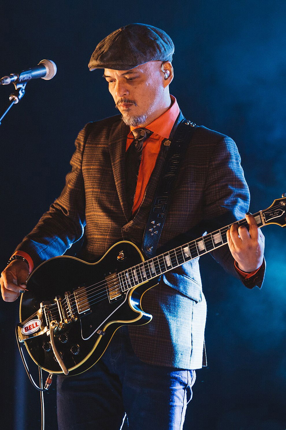 et billede af Joey Santiago