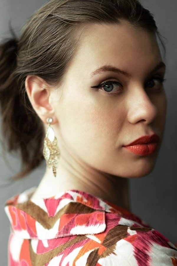 Ivy Szot as Laís