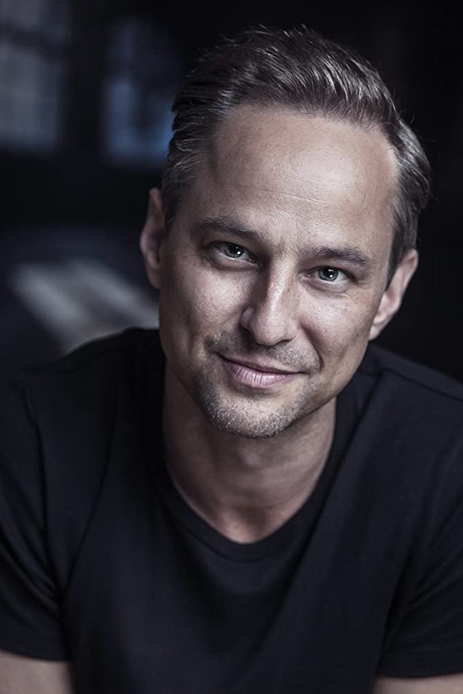 et billede af Courtenay J. Stevens