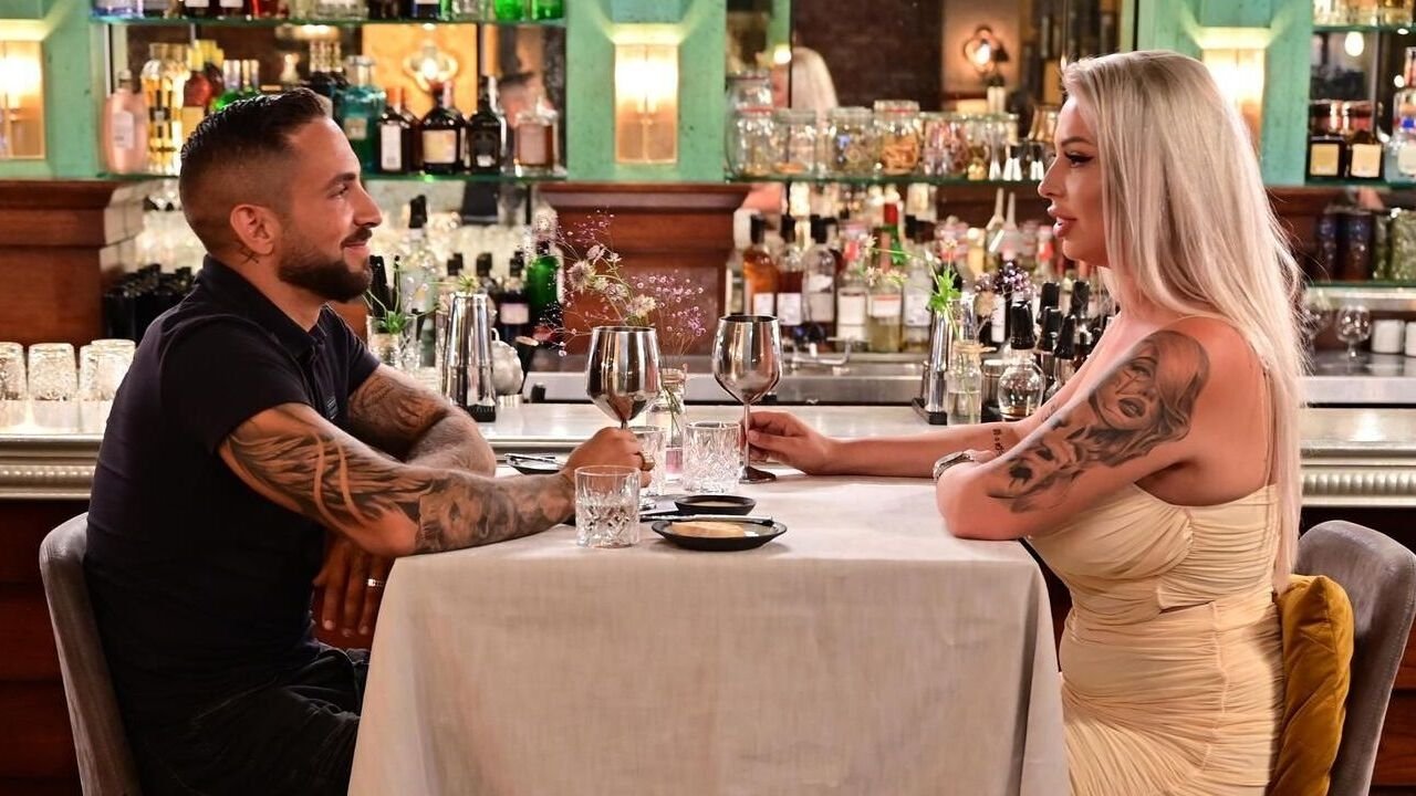 Backdrop Eating With My Ex: Going Dutch
