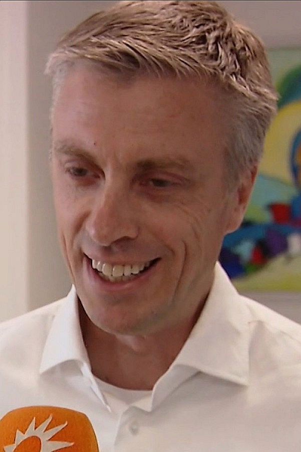 Profile Peter Duijzend with character Self - Notary