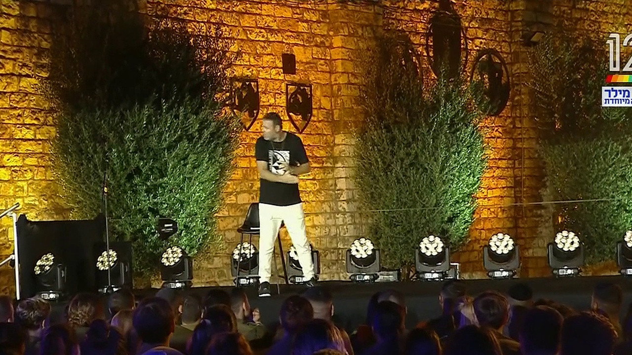 אדיר מילר מצדיע לחיילים במופע מיוחד backdrop