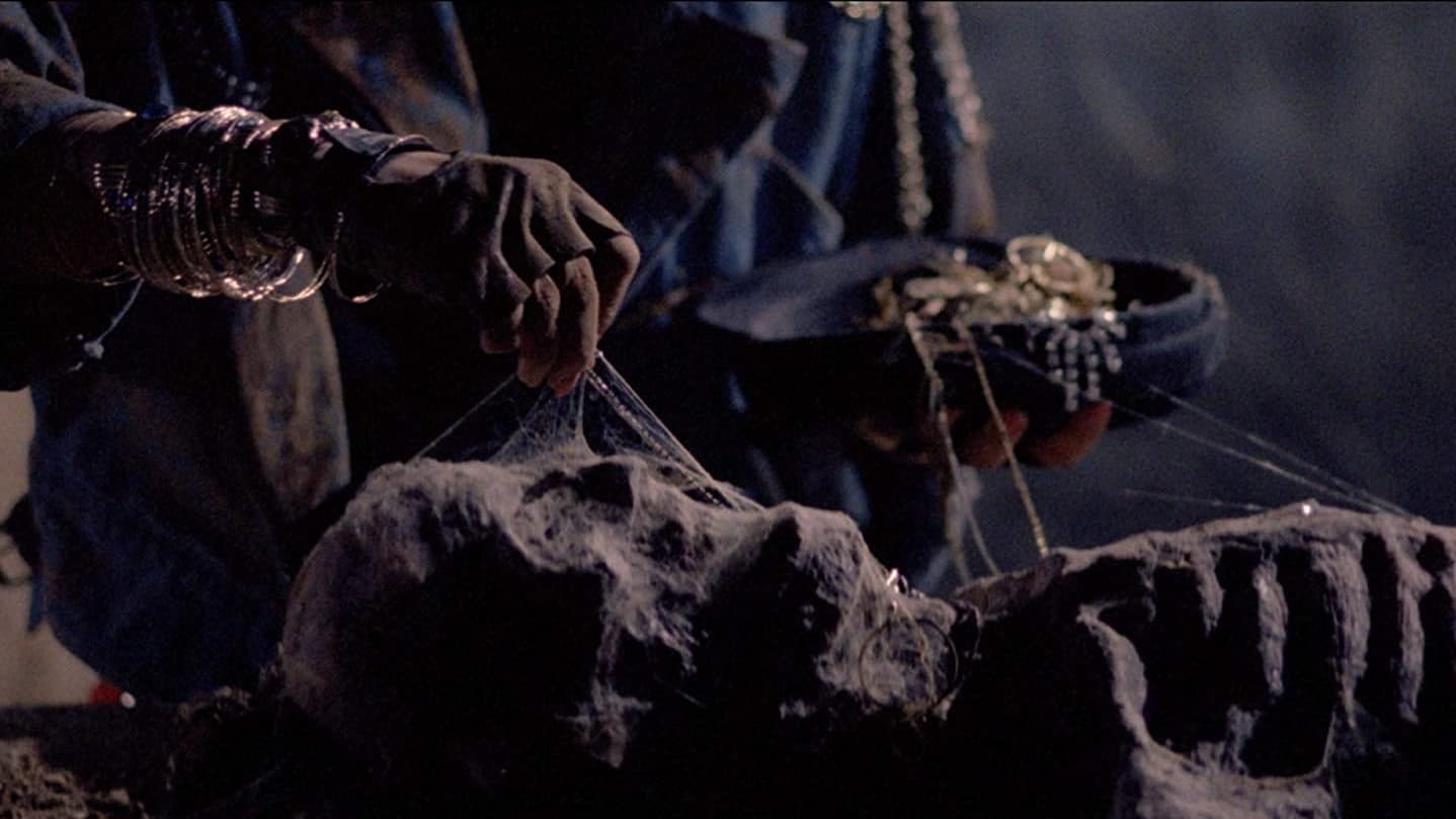 Ladrones de tumbas (1989)