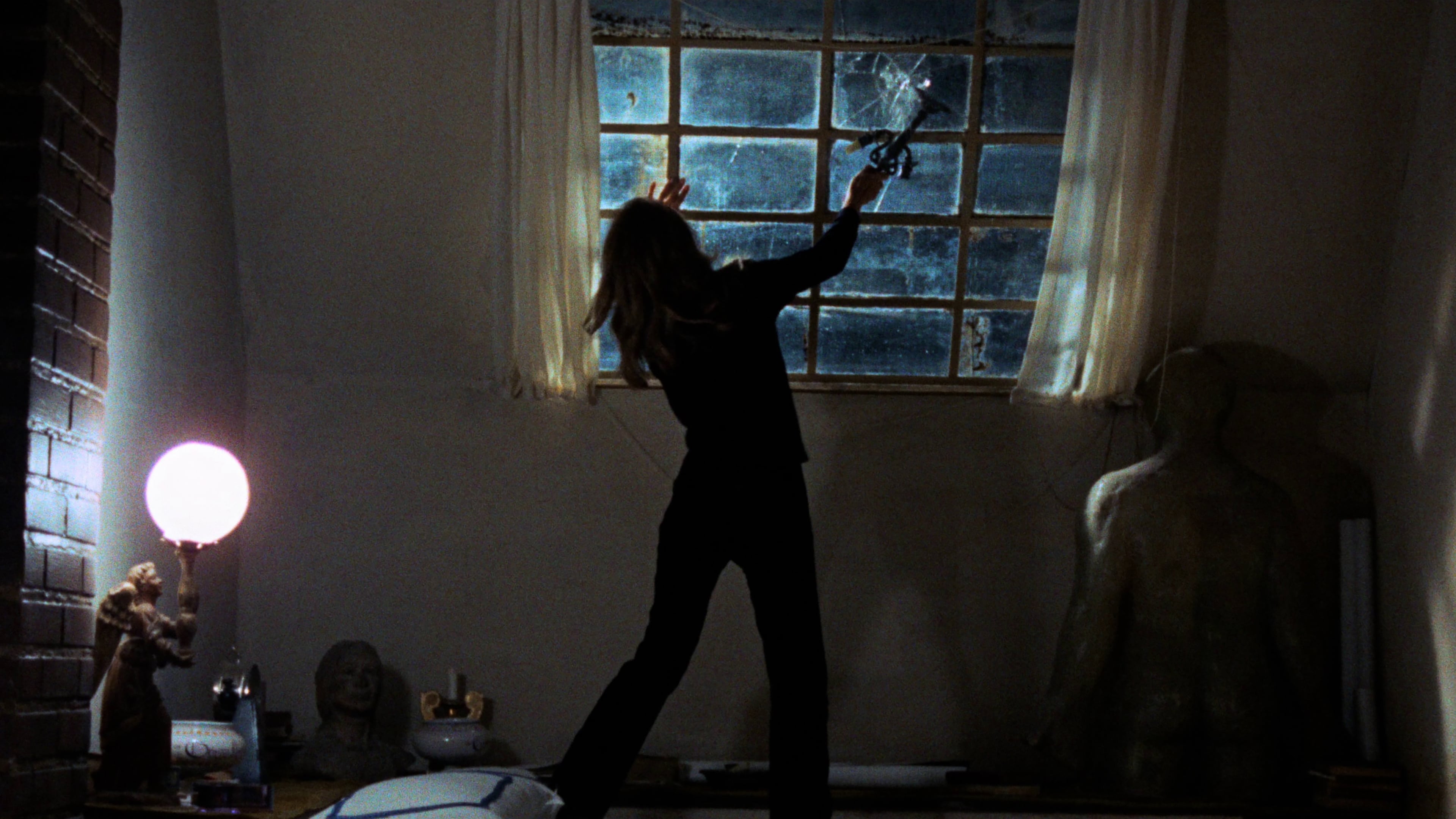 silhouette de femme dans l'ombre, tentant de casser la fenêtre pour échapper à son meurtrier