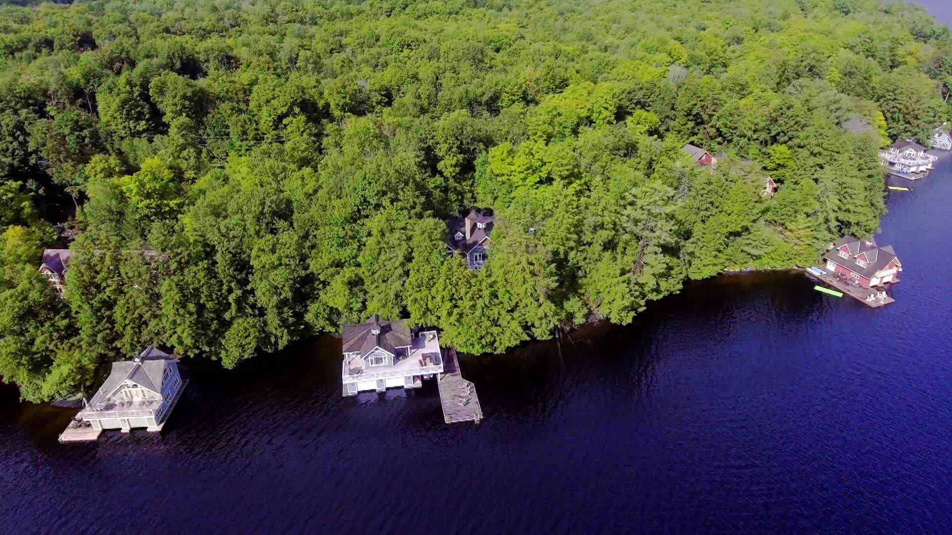 Lakefront Luxury S03E02 backdrop