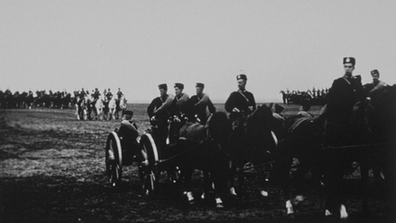 Imagem do Filme Revue de Krasnoïe Selo : artillerie de forteresse