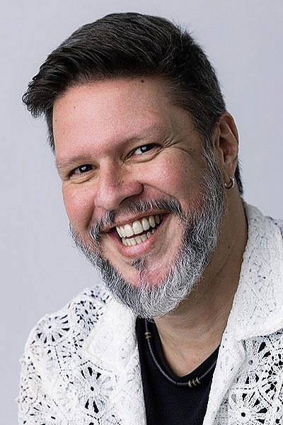 Marco França as Maestro Levino