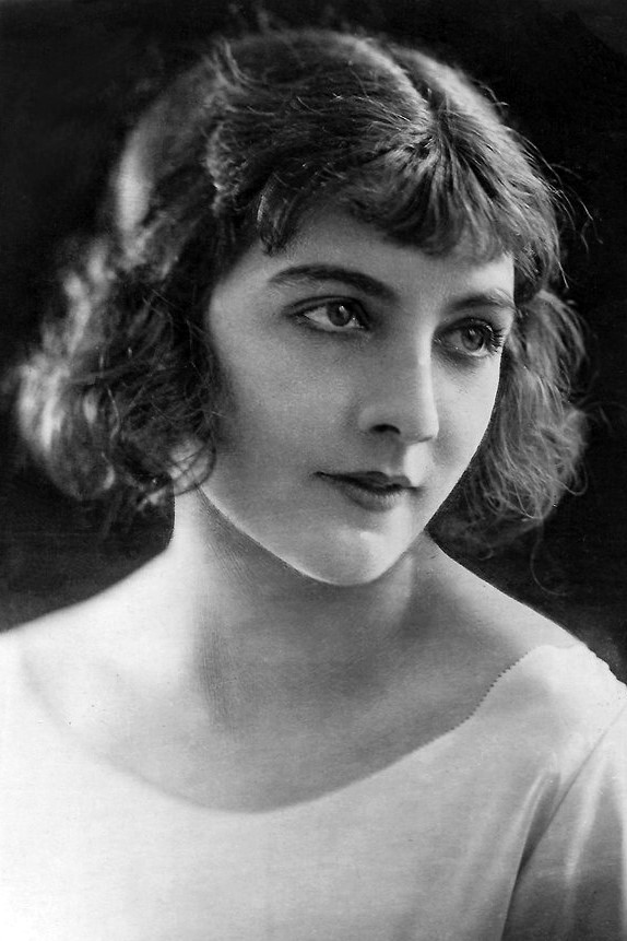 et billede af Queenie Thomas