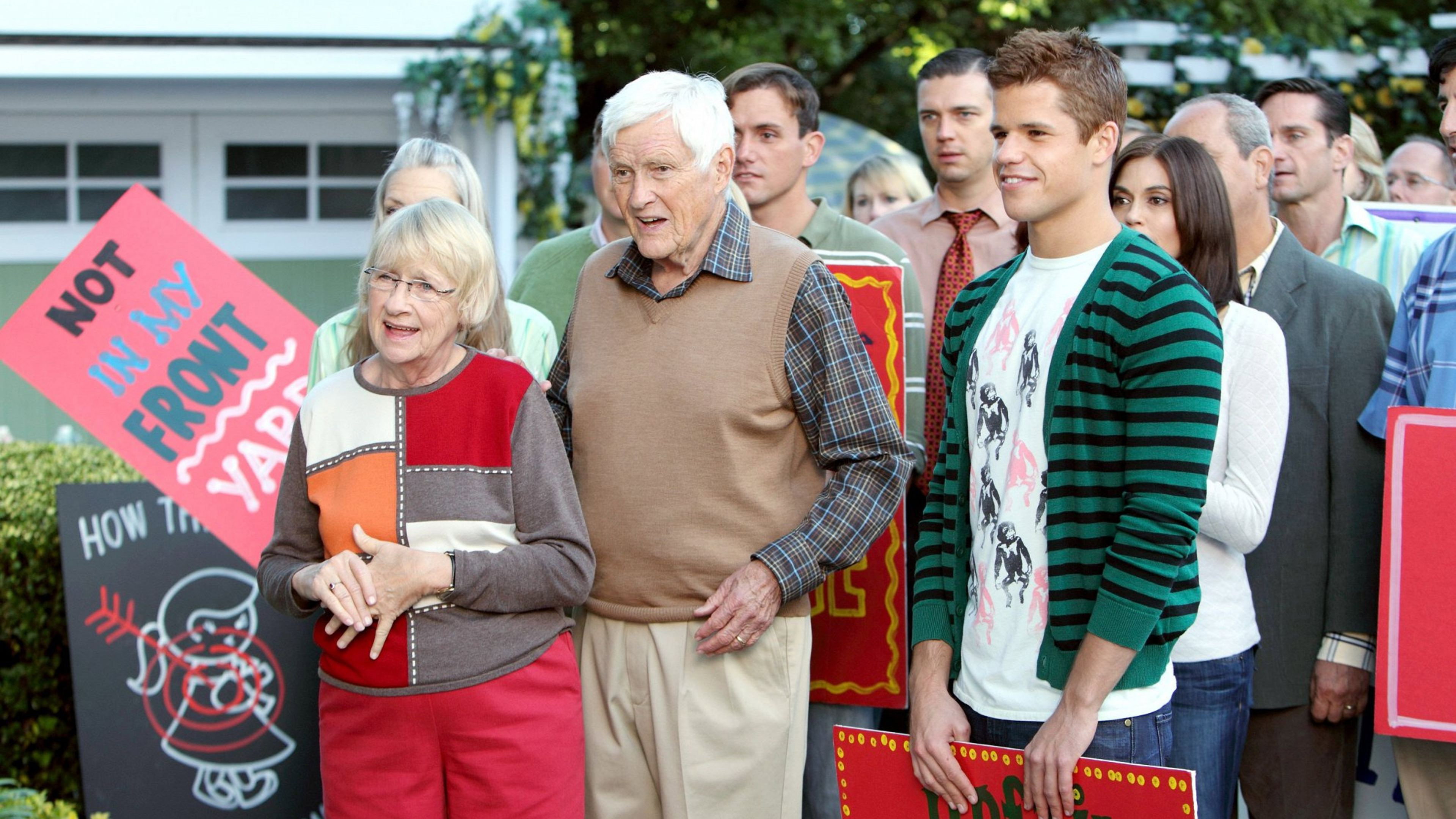 Desperate Housewives Season 7 :Episode 10  Down the Block There's a Riot