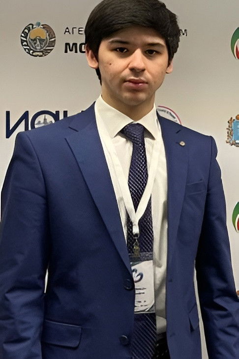 et billede af Maruf Sharipov