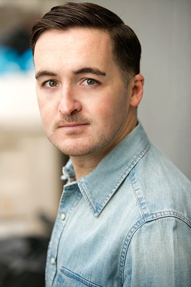 et billede af Adam DeCarlo