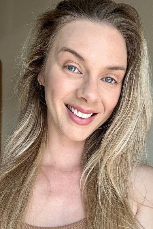 Profile Amanda Stoer with character 