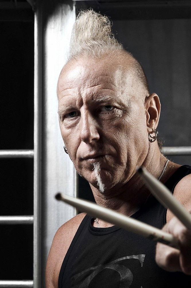 et billede af Mike Terrana