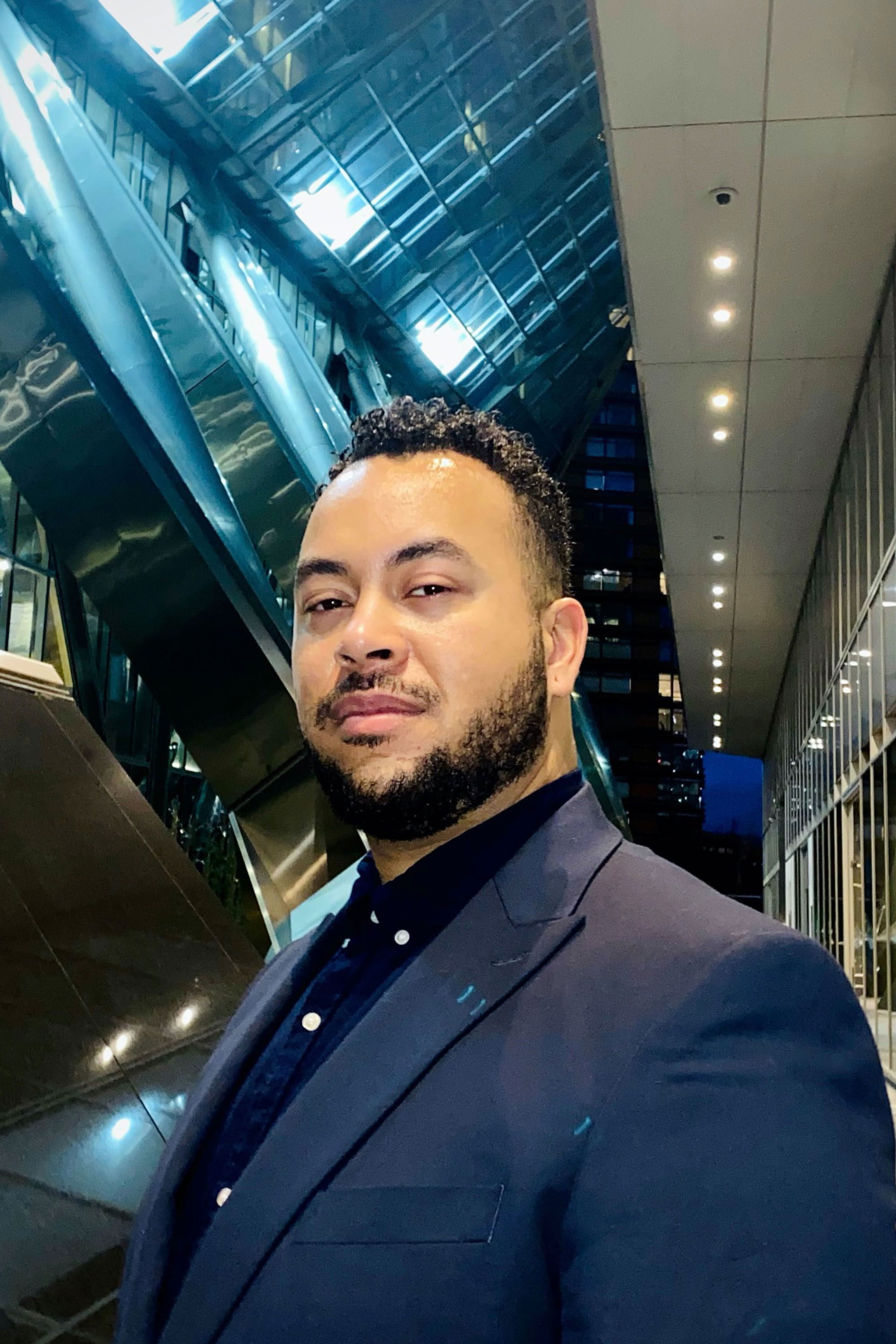 et billede af Alan George James