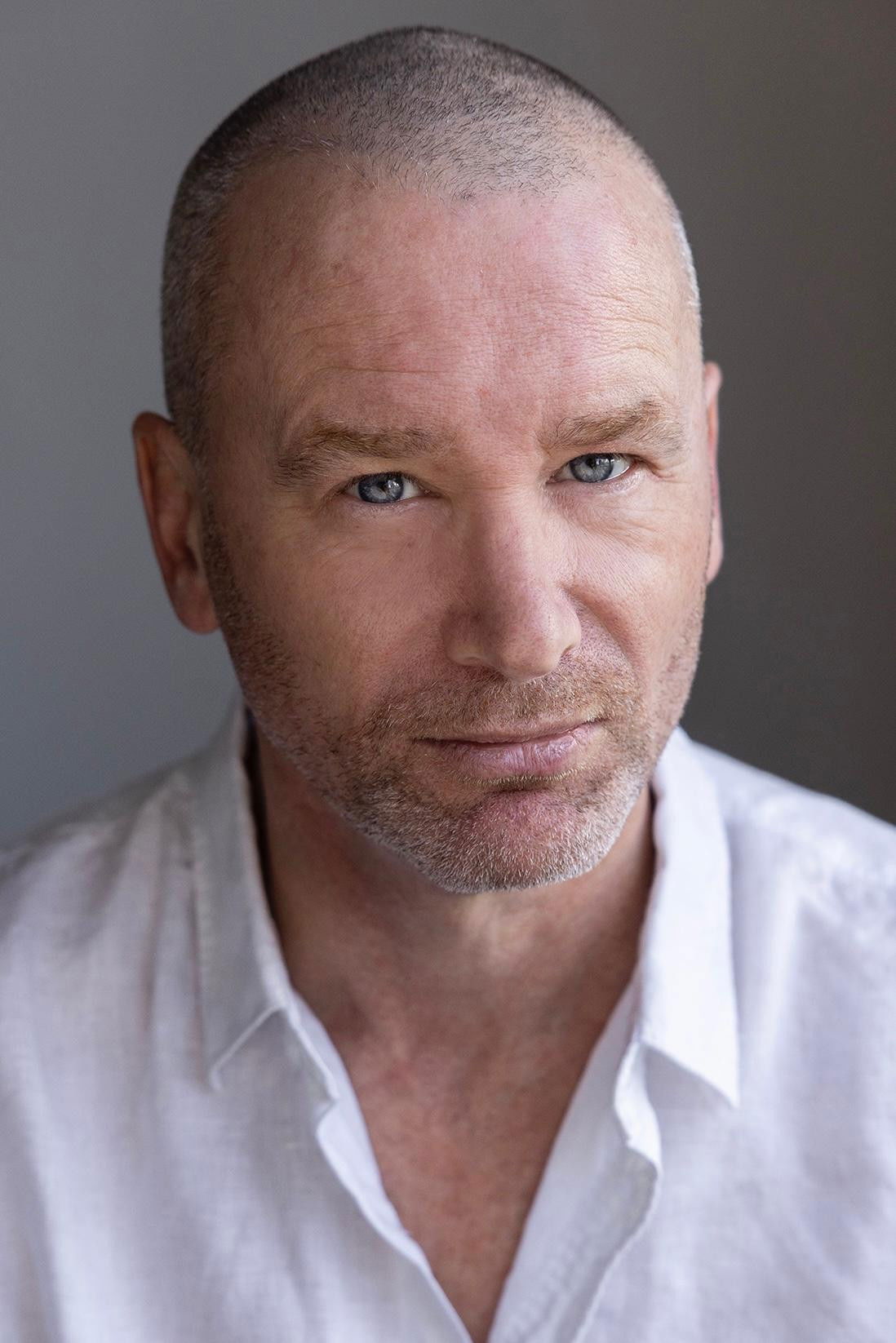 et billede af Paul Lewis