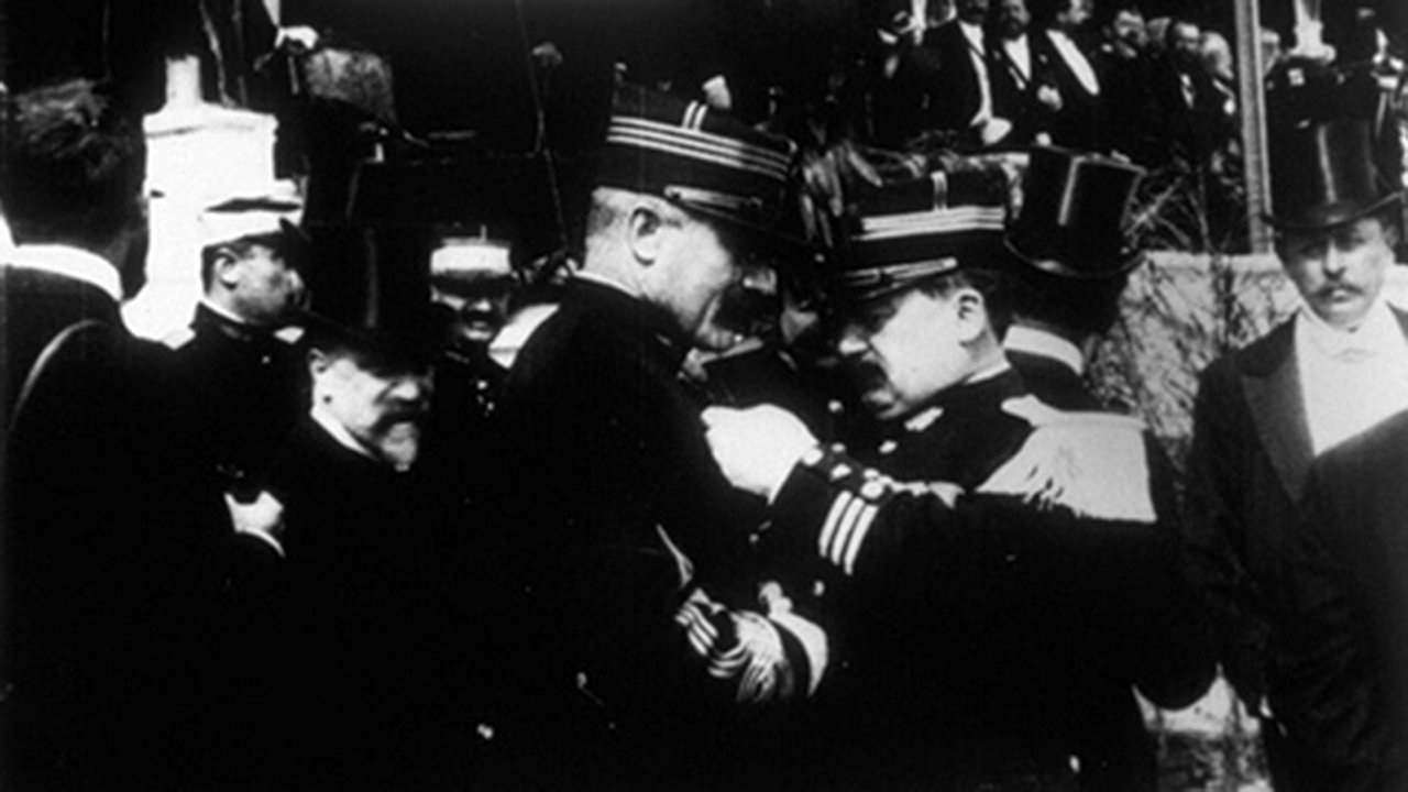 Imagem do Filme M. le président montant à la tribune pour la revue