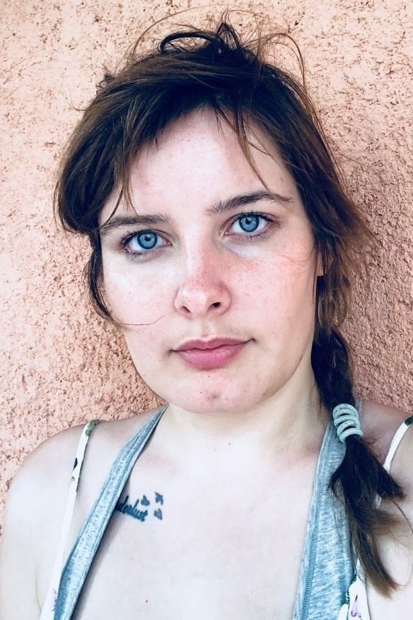 et billede af Flora Cross