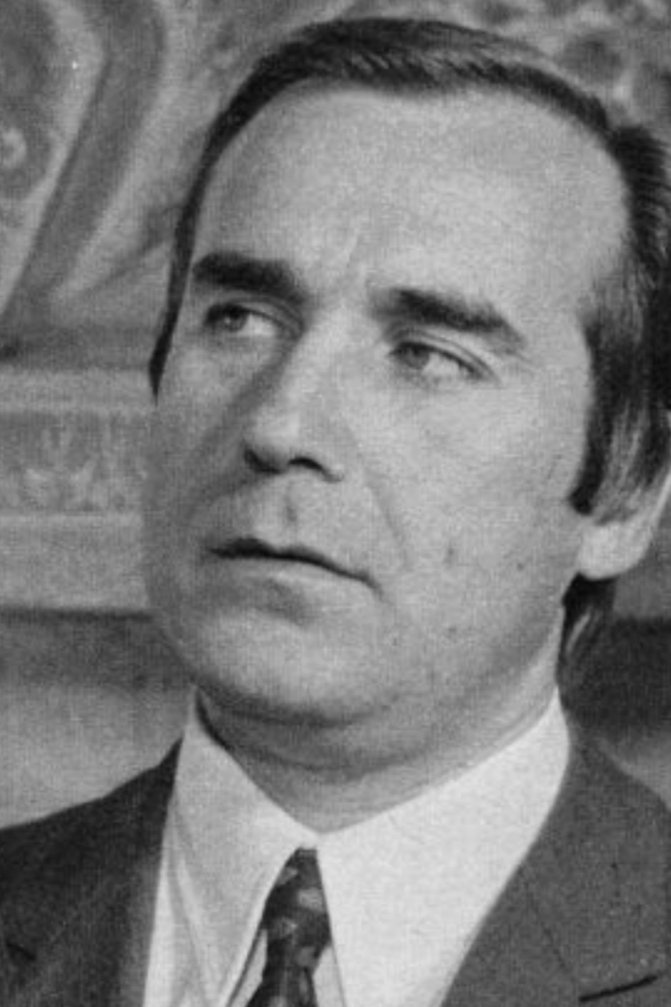 Silvio Klein as Man at Airport (uncredited)