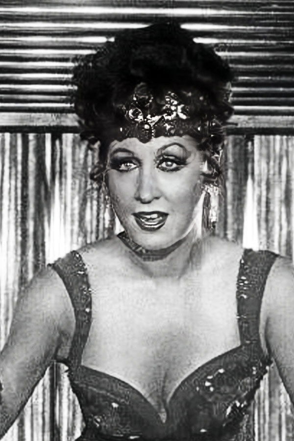 et billede af Adriana Parets