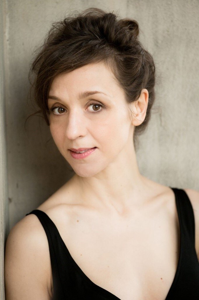 Irina Wrona's picture in the cast
