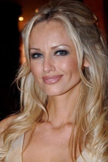 et billede af Adriana Karembeu