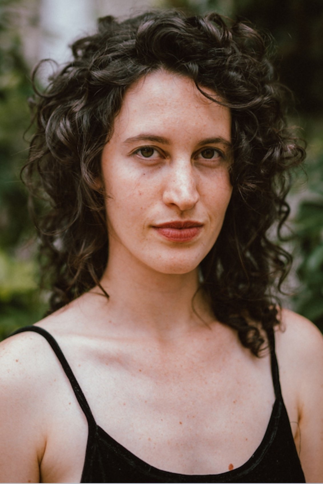 Ines Bushatsky as Moça