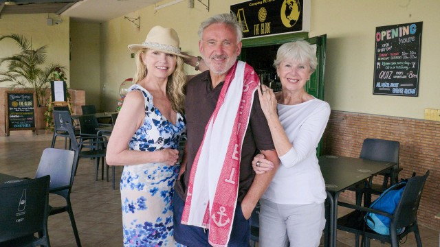 Rich Holiday, Poor Holiday S04E06 backdrop