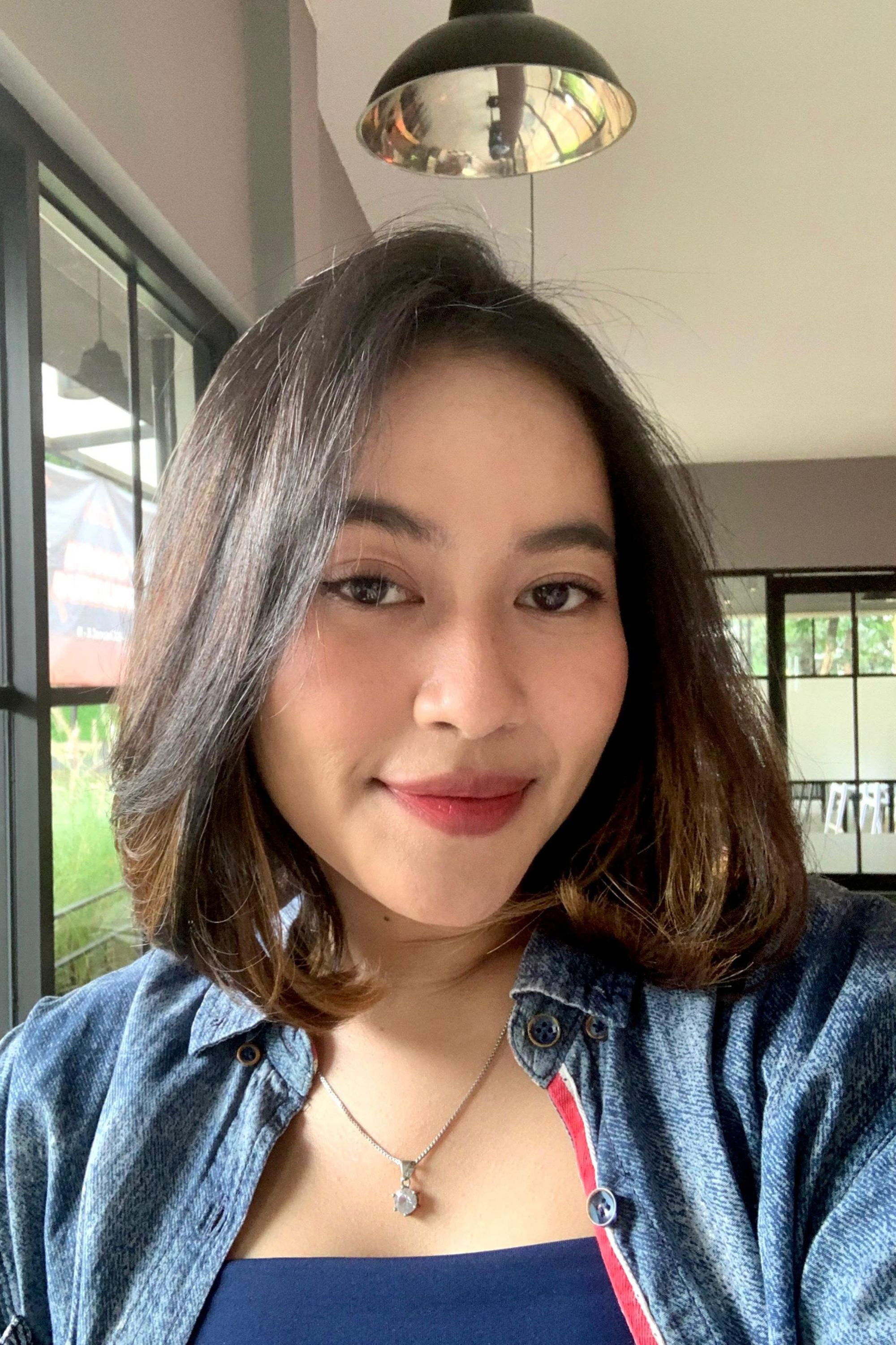 et billede af Ajeng Adhani