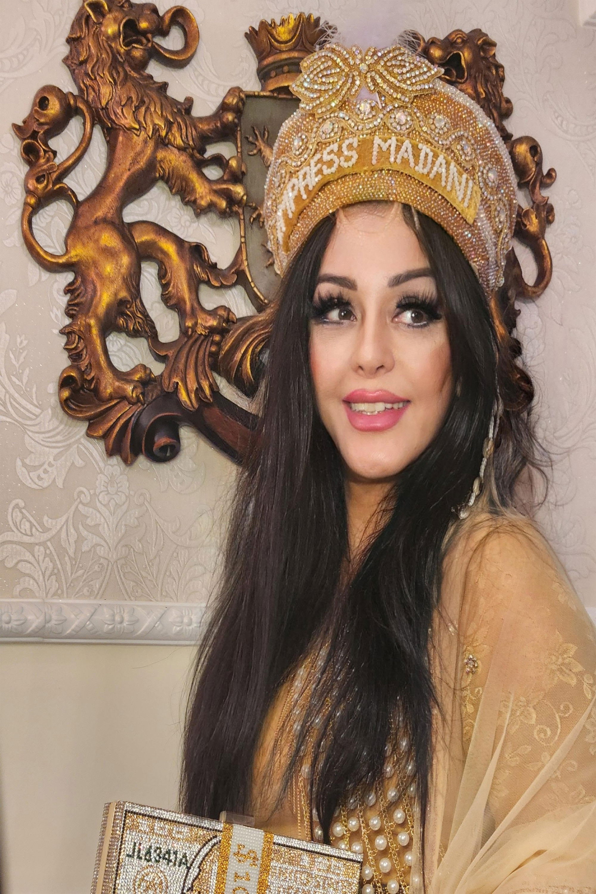 et billede af Empress Elham Madani