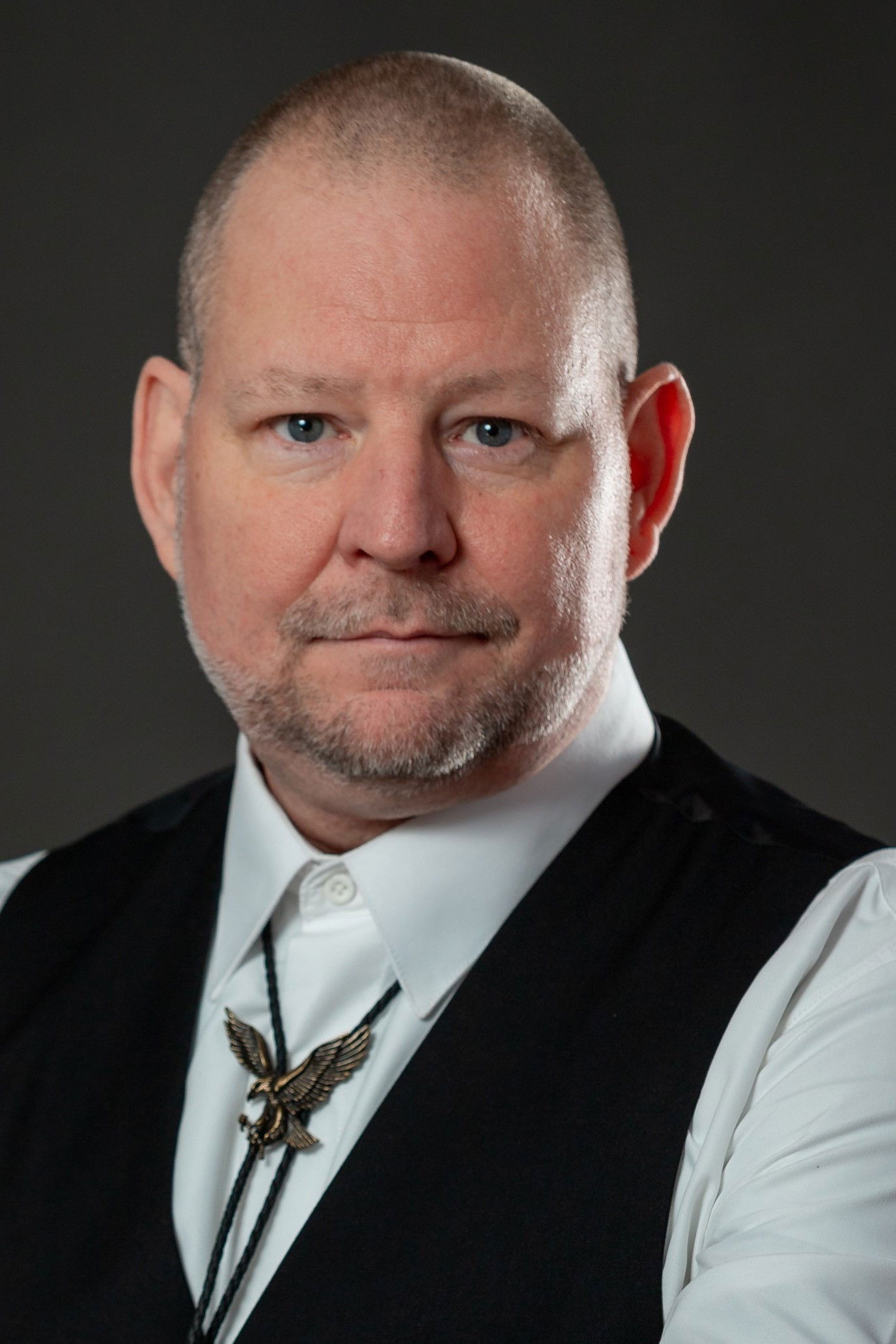 et billede af Lester G. Reynolds