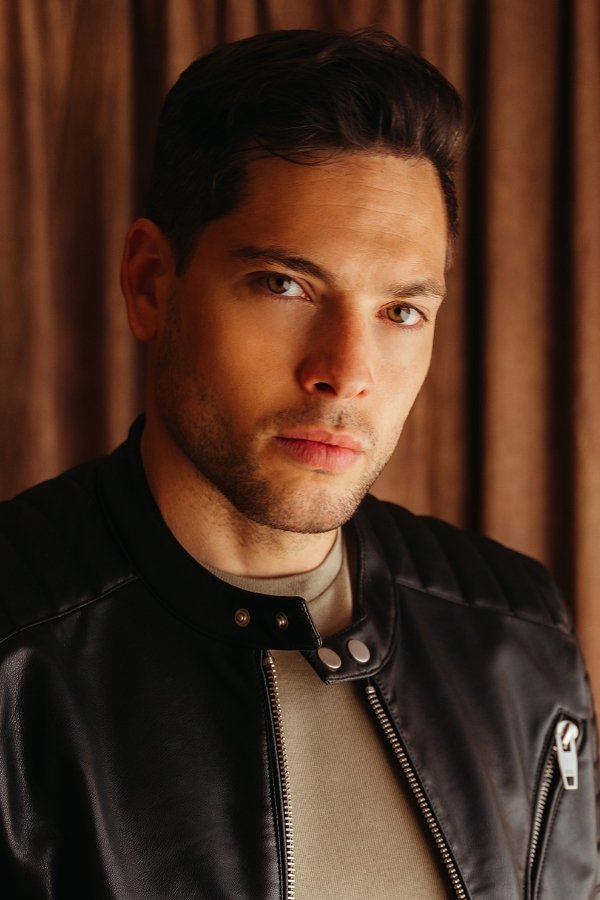 Román Reyes's picture in the cast