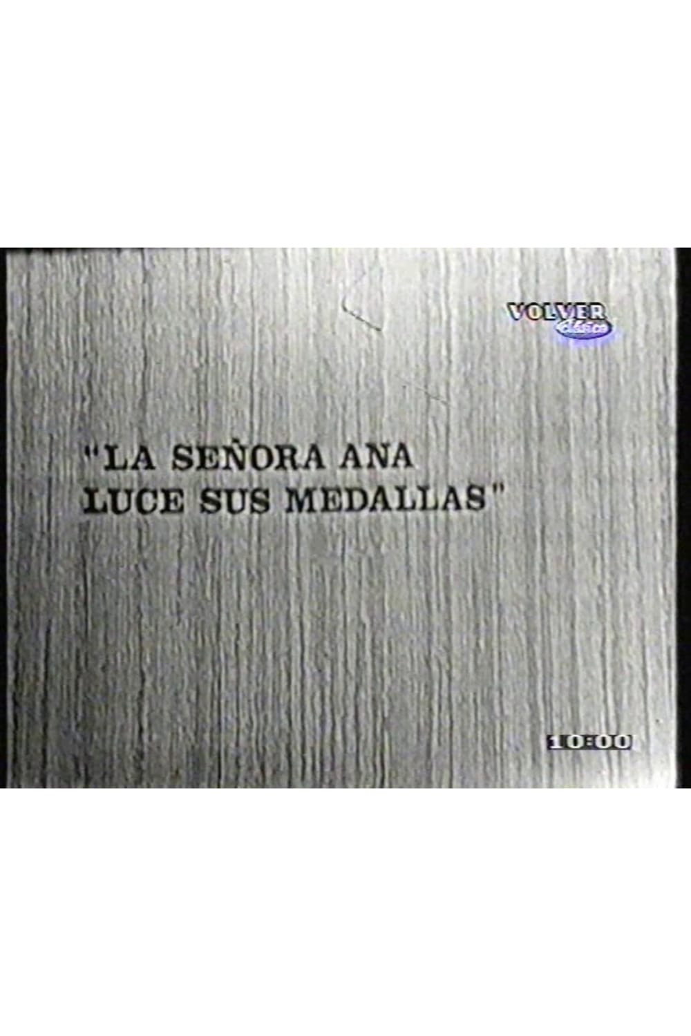 La señora Ana luce sus medallas