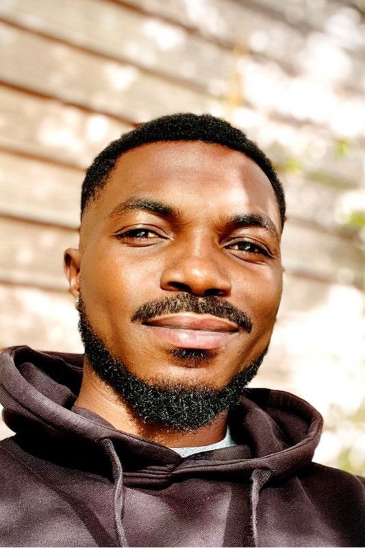 et billede af Theo Angus