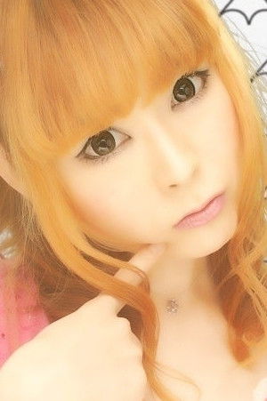 et billede af 相泽咲姫乐（あいざわさきら）