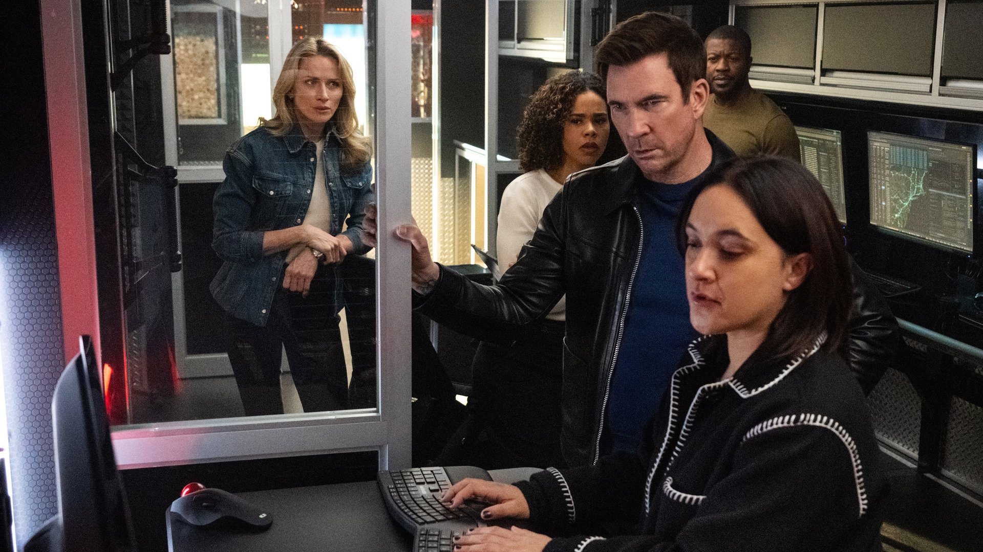 FBI: Most Wanted - Season 6 Episode 19 : El hombre de las estrellas (2025)