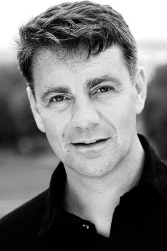 et billede af Alexander Hanson