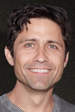 et billede af Byron Thames