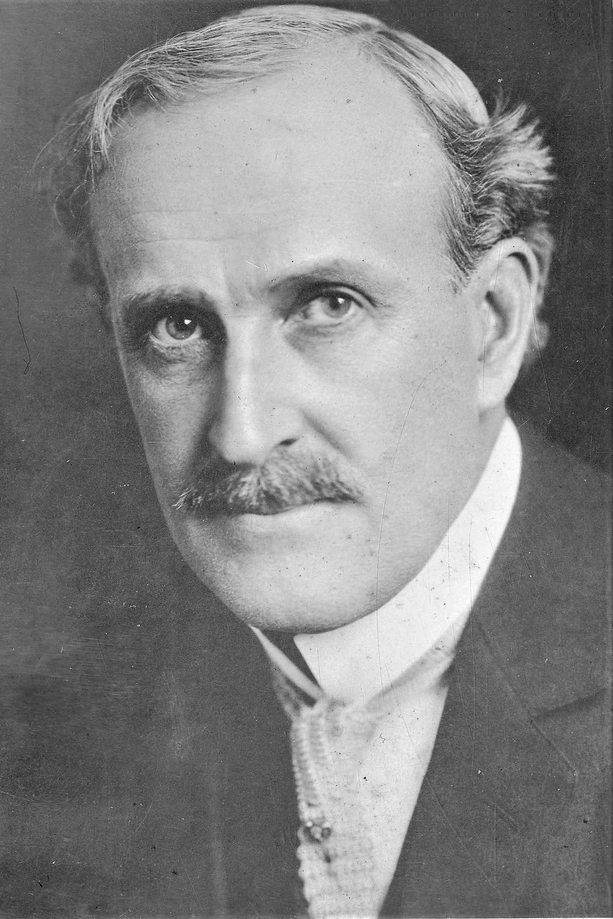 et billede af Theodore Roberts