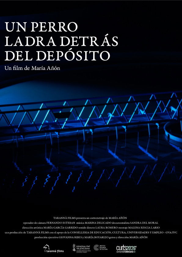 Un perro ladra detrás del depósito