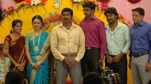 Naduvula Konjam Pakkatha Kaanom