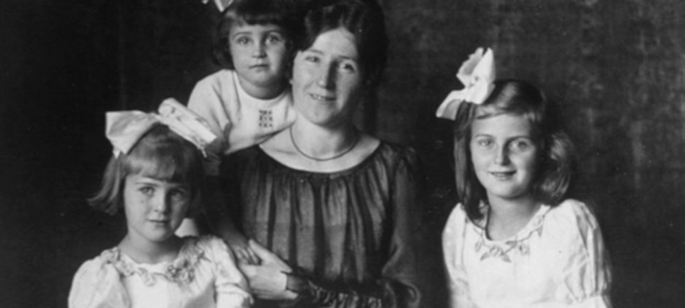 Backdrop of Hitlers Frauen
