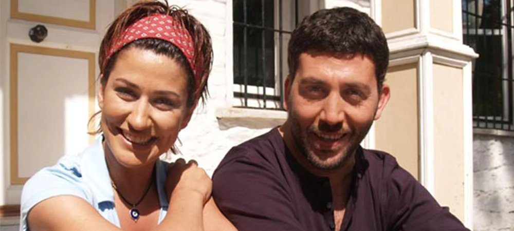 Backdrop of İki Aile