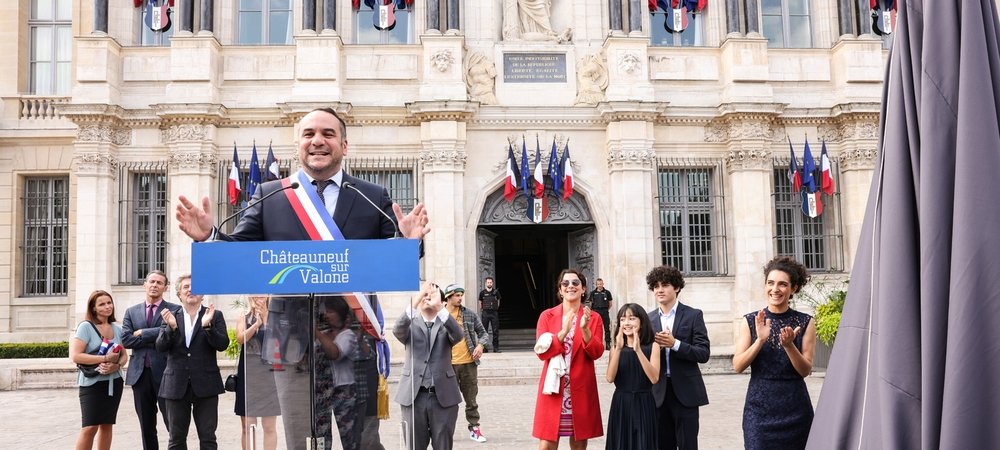 Backdrop of À mon tour