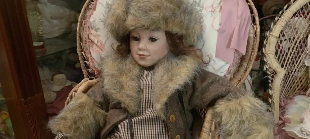Backdrop of Doll Face