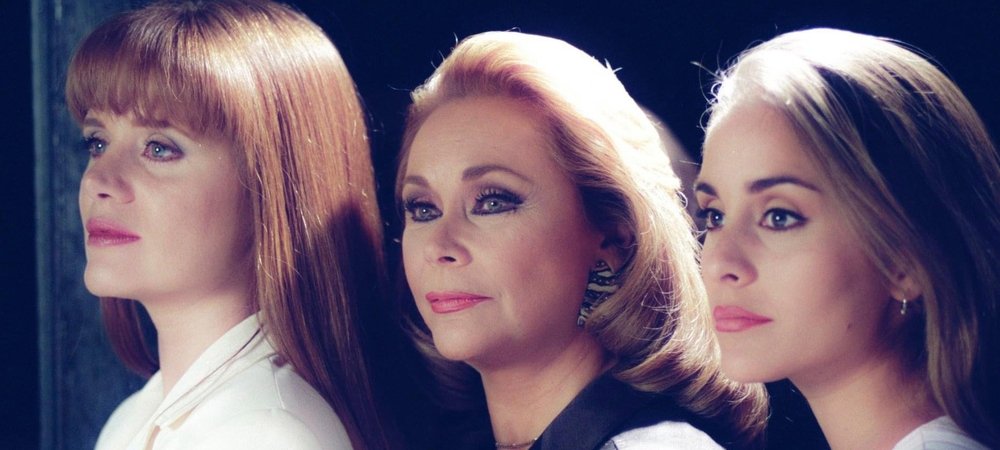 Backdrop of Tres Mujeres