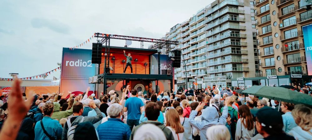 Backdrop of Radio2 aan zee