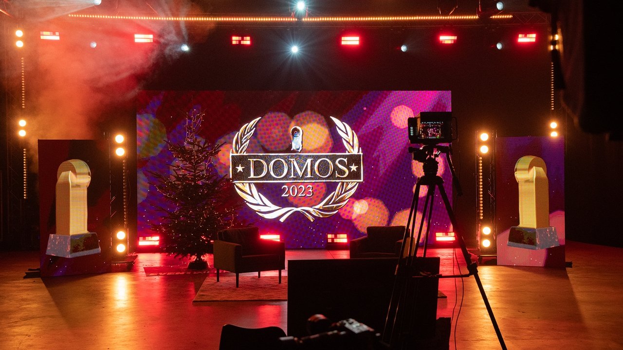 Domos 3 backdrop