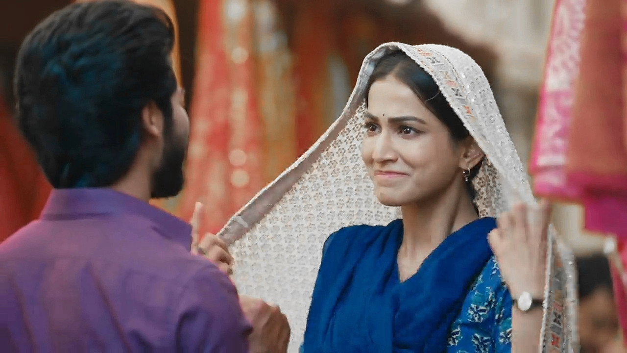 Purvi takes a photo of Siddhu