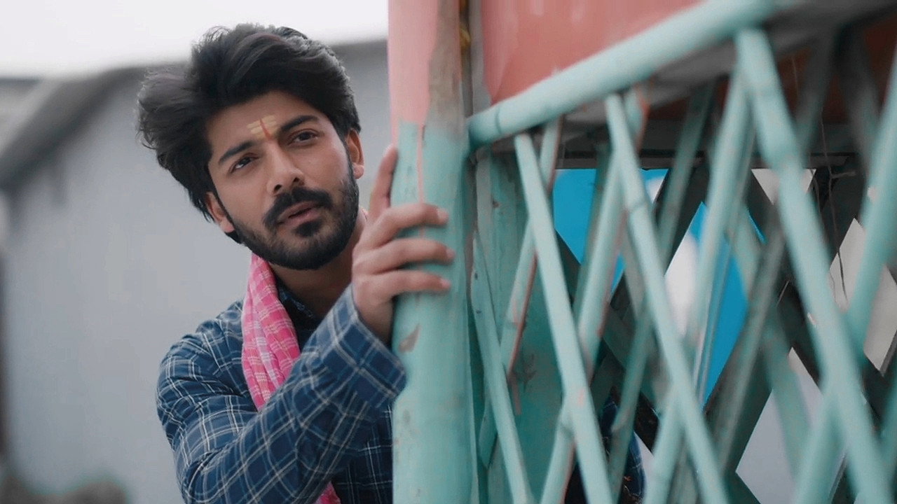 Murli arrives with his family to meet Ganga